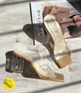 کفش پاشنه‌بلند طلقی جلو مربعی