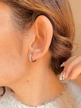 پیرسینگ حلقه‌ای نگینی