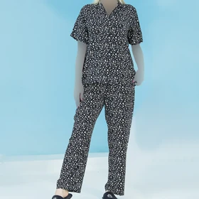 ست زنانه پیراهن آستین کوتاه و پیژامه طرحدار مشکی بلکس (نیکوتن پوش) کد 63416