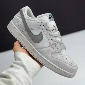 کفش نایک اس‌بی (SB) دانک لو ریگنینگ چمپ طوسی روشن Nike SB Dunk Low Reigning Champ Light Grey