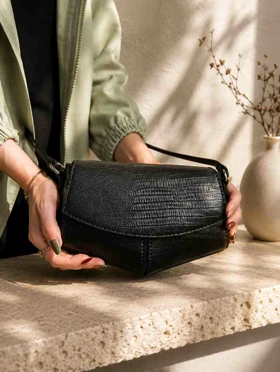 کیف چرم زنانه مثلثی مشکی لیزارد چرم اصل گاوی طراحی خاص