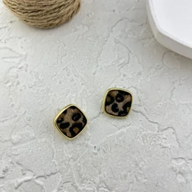 گوشواره زنانه مدل پانترا ولوت طرح پلنگی مربعی با بافت مخملی و فریم طلایی