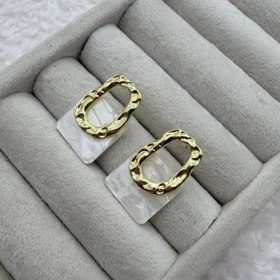 گوشواره مرمری سفید با حلقهی طلایی بافتدار