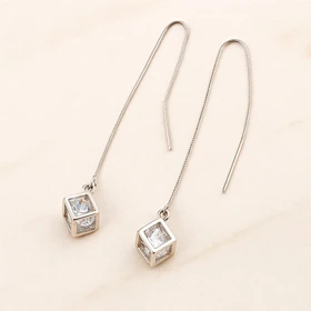 گوشواره زنجیری استیل زنانه با نگین مکعبی شفاف | سبک مدرن و خاص