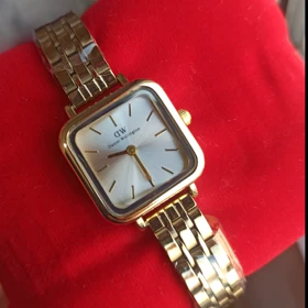 ساعت مچی زنانه Dw صفحه مربع بند طلایی صفحه سیلور