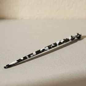 کانزاشی مو زنانه رزینی مرمری مشکی‑سفید با سر پیچ‌خورده تزئینی مدل نوآر