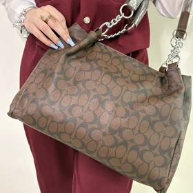 کیف دوشی زنانه طرح کوچ کد 2049