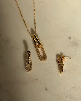 گوشواره میخی