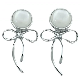 گوشواره زنانه مدل نرینا طرح طلا با نگین صدفی و آویز پاپیون