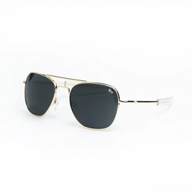 عینک آفتابی مردانه American Optical AO Pilot با طراحی کلاسیک خلبانی، فریم فلزی طلایی و لنز تیره؛ انتخابی اصیل برای استایل‌های کلاسیک و ماندگار