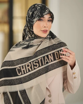 روسری نخی طرح دیور (قواره 140) 30247 (کرم)
