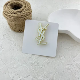 گل سینه زنانه با طرح وای اس ال، اکسسوری شیک