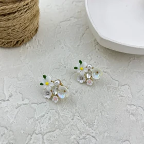 گوشواره زنانه مدل نوبهار طرح گل چندرنگ با نگین و مروارید تزئینی