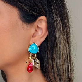 گوشواره آویز استایل بوهو با نگین فیروزه‌ای و آویز مروارید باروک ارغوانی