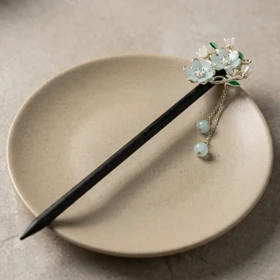 کانزاشی مو زنانه چوبی با طرح گل‌های بهاری و آویز ظریف مدل فلوریا