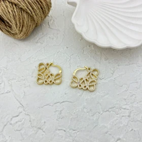 گوشواره کلیپسی زنانه با طرح جذاب لووه (Loewe) و ظاهری درخشان