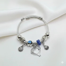 دستبند بنگل استیل طرح «پاندورا اقیانوسی» | با آویز صدف و قلب آبی