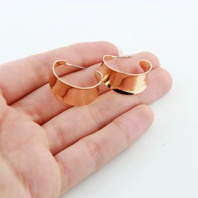 گوشواره زنانه میخی مدل نیم دایره منحنی (طلایی)