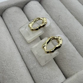 گوشواره مرمری بی رنگ با حلقه طلایی بافت دار