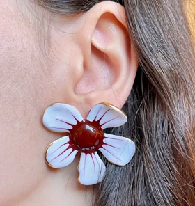 گوشواره گل بزرگ میناکاری (سفید)