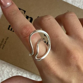 انگشتر نقره‌ای با طراحی آزاد و موج‌دار