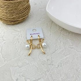 گوشواره زنانه طرح طلا با آویز پاپیون مرواریدی برند ژوپینگ