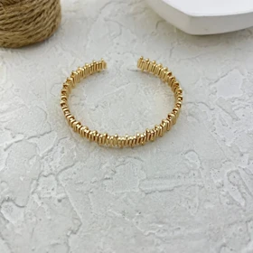 دستبند زنانه بنگل مدل آئوریویو طرح حصیری با جلوه طلایی