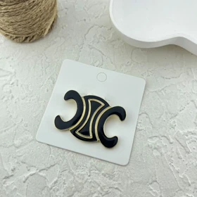 گل سینه زنانه مشکی با طرح خاص و جذاب