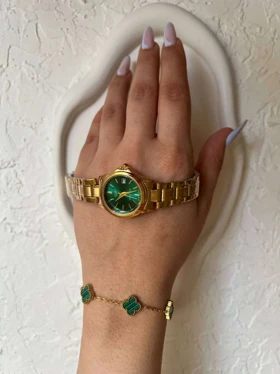 ساعت مچی زنانه با صفحه سبز رنگ و طراحی کلاسیک