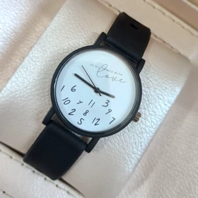 ساعت مچی زنانه لاو اعداد آشفته بند سیلیکونی مشکی