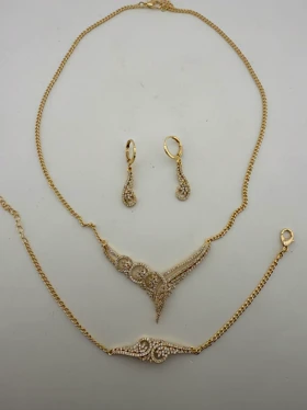 سرویس طلایی رنگ با نگینکاری خاص و گارانتی