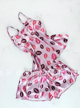 ست لباس خواب تاپ و شورتک ساتن طرح بوسه