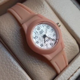 ساعت دخترانه ضد آب Q&Q رنگ صورتی شاین دار