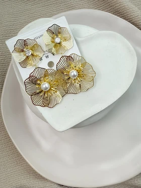 گوشواره زنانه آویز گل مرواریدی
