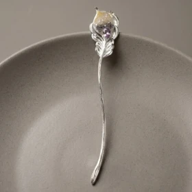 کانزاشی مو زنانه فلزی طرح برگ نقره‌ای با نگین بنفش مدل لیوریا