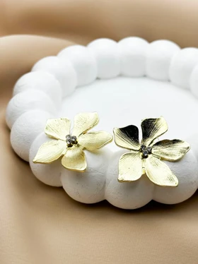 گوشواره طرح گل طلایی