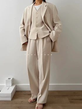 کت شلوار کرپ کرم مدل دنیرا کد 076