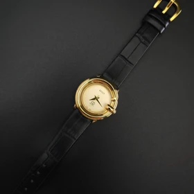 ساعت مچی زنانه گوچی Gucci با موتور کوارتز ژاپن و بند چرم (بند مشکی صفحه طلایی)