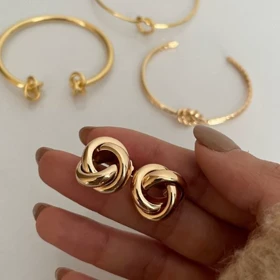 گوشواره طلایی حلقوی درهم میخی