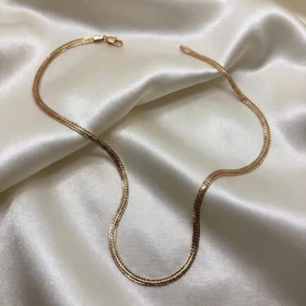 گردنبند ژوپینگ مدل «هرینگبون» (استخوان ماهی) | روبان طلایی لغزنده روی پوست