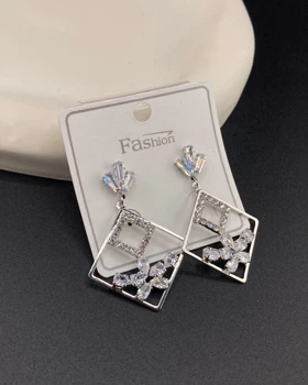 گوشواره جواهری پر کار کد gnj10014 گالری موژان حیدری