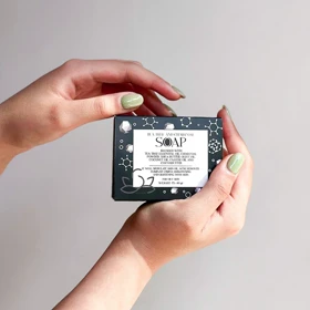 صابون سیاه دست‌ساز سزامول مناسب انواع پوست حاوی مواد مغذی وزن 80 گرم