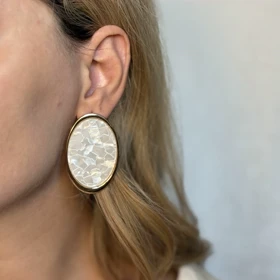 گوشواره بیضی طلایی و رزینی صدفی