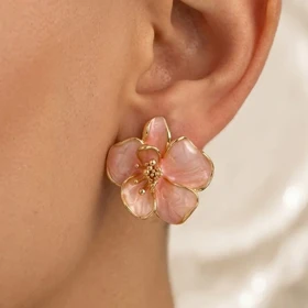 گوشواره زنانه طرح گل با فریم طلایی مدل فلوریانا