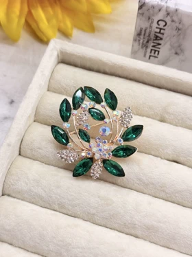 گل سینه نگین سبز کد mah0110