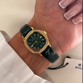 ساعت مچی زنانه برند بولون بند چرمی سبز دور نگین