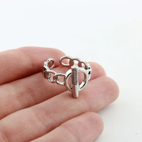 انگشتر زنانه طرح کارتیه نگینی (نقره‌ای)