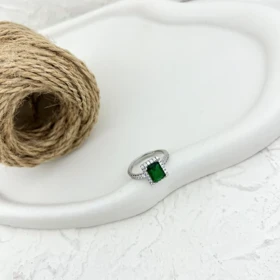 انگشتر زنانه نگین زمرد با حلقه ظریف