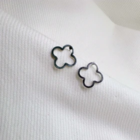 گوشواره استیل میخی طرح «شبدر توخالی» (مدل ونکلیف) | اقتصادی و مینیمال