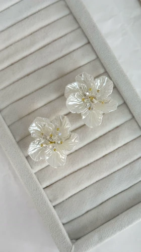 گوشواره گل صدفی